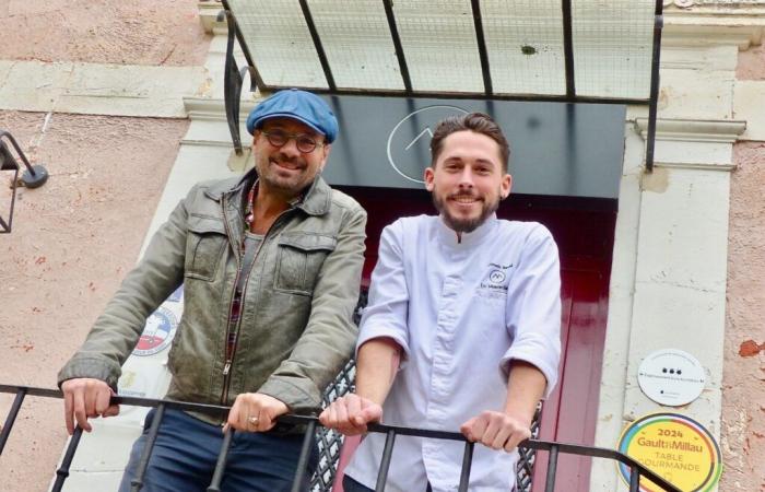 Un miembro de La Rue Kétanou ofrece un concierto gratuito en este restaurante de Giverny