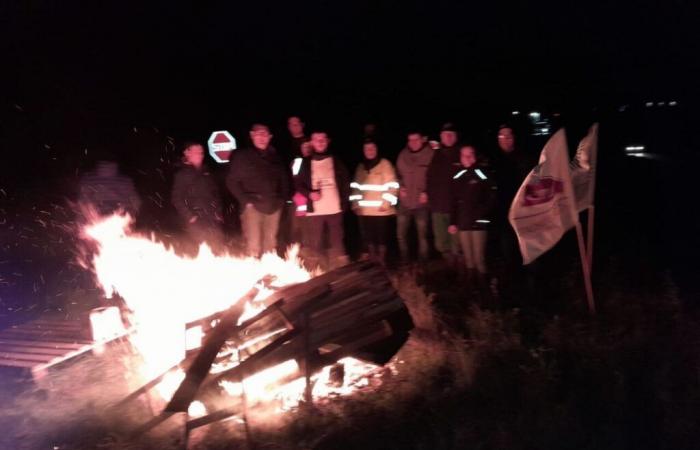 Los agricultores encienden un fuego enojado cerca de los 4 carriles.