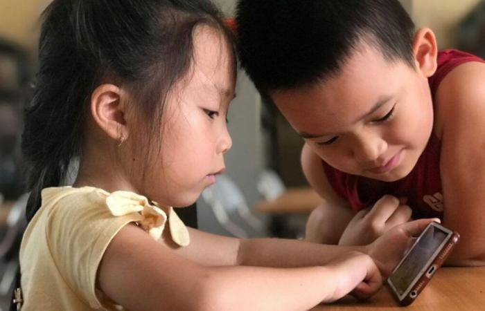 China quiere limitar a una hora el tiempo que los adolescentes pasan delante de sus smartphones