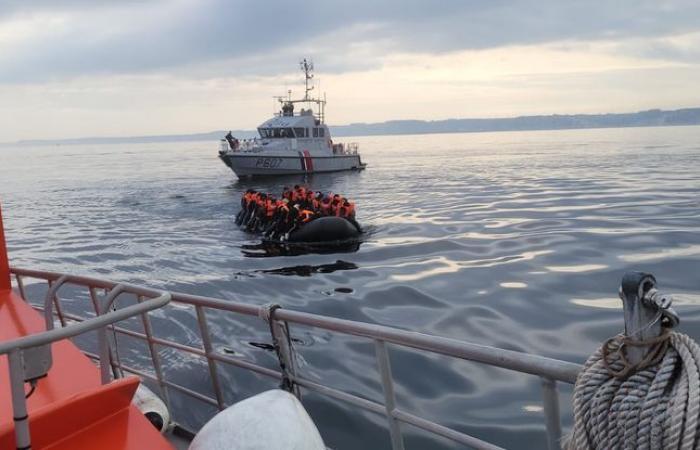 “Ya basta”… Los alcaldes de la costa del Canal están desesperados con la gestión de la presencia de migrantes