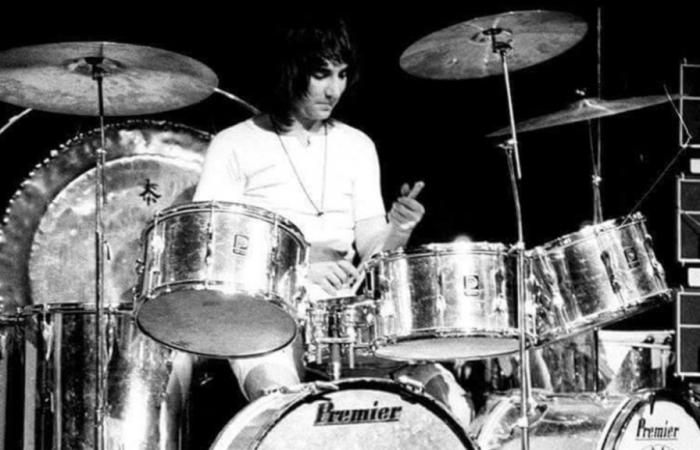 Un joven de 19 años reemplaza a Keith Moon en la batería después de una grave enfermedad.