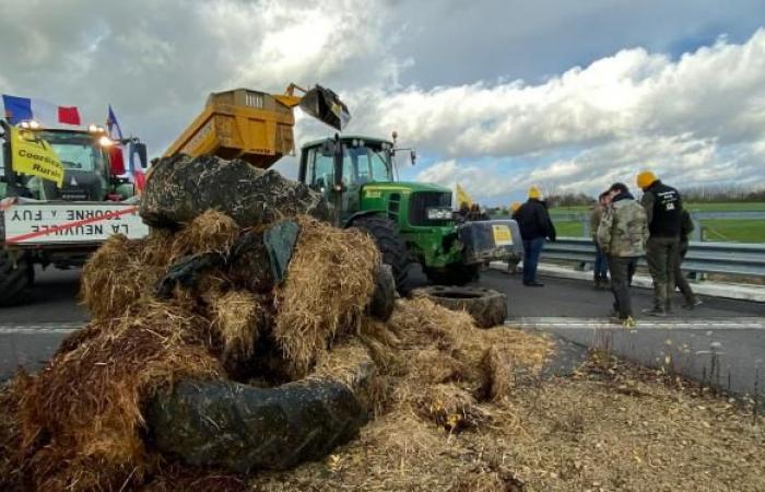 Diez tractores en el “puente que conduce a la nada” en Warcq