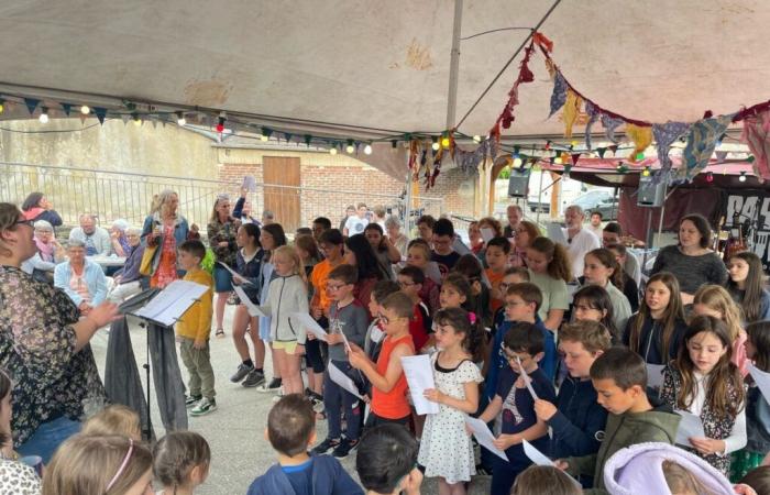 Antes del mercado navideño de Pré-en-Pail, tome clases de canto para participar en un coro emergente