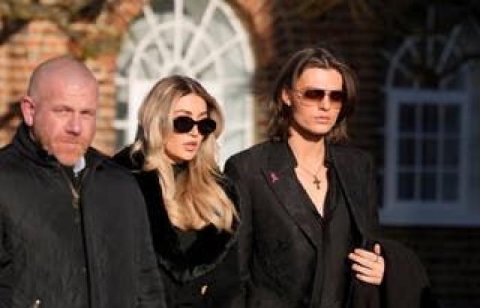 El último funeral de Liam Payne: los compañeros de banda de la estrella de One Direction y su novia, Kate Cassidy, fotografiados afuera de la iglesia