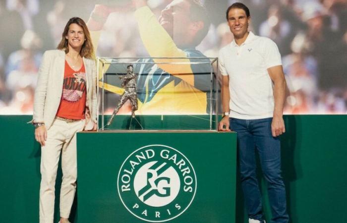 ATP > Amélie Mauresmo se dirige a Nadal: “Por supuesto, están los 14 Roland-Garros y los 22 Grand Slams. Pero el hecho de que seas el hombre que eres, que siempre ha sabido ser sencillo, con sus valores anclado en ti, para mí, esto es lo que más aprecio de ti”