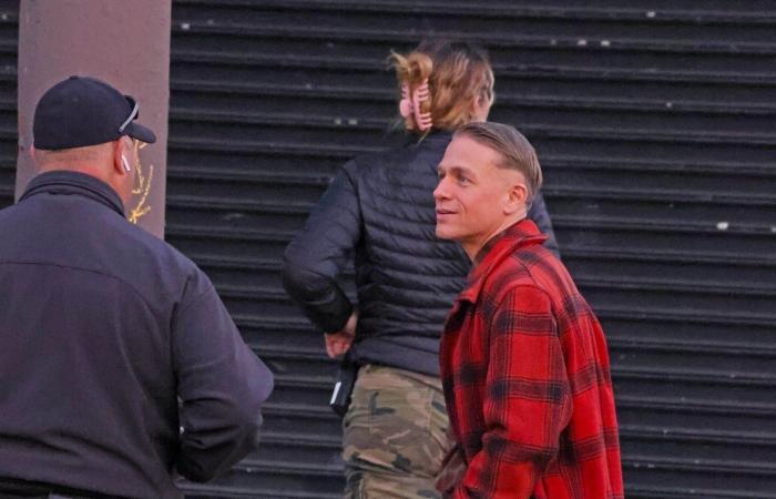 Primer vistazo a Charlie Hunnam como Ed Gein en la tercera temporada de ‘Monster’ mientras Vicky Krieps se une al elenco