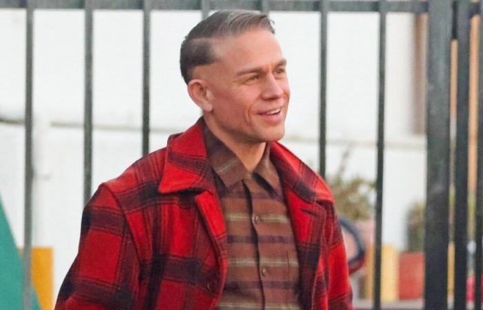 Charlie Hunnam asume el papel de Ed Gein en el set de ‘Monster’ de Ryan Murphy