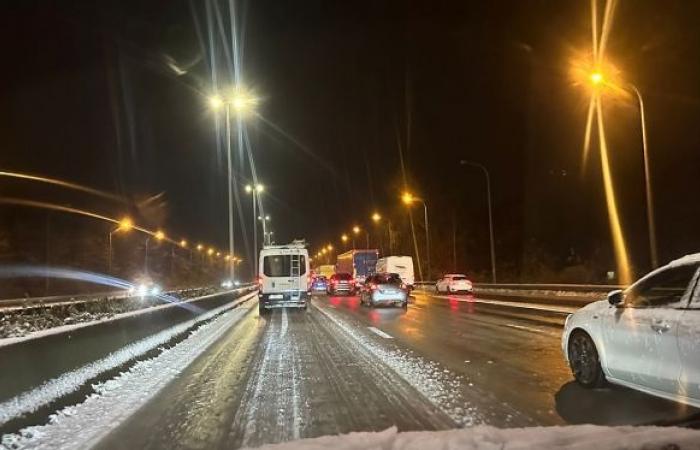 Nieve y hielo: numerosos accidentes agravan la situación, 485 km de colas acumuladas