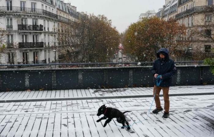 Los parisinos se abrigan ante la llegada del invierno a la capital francesa