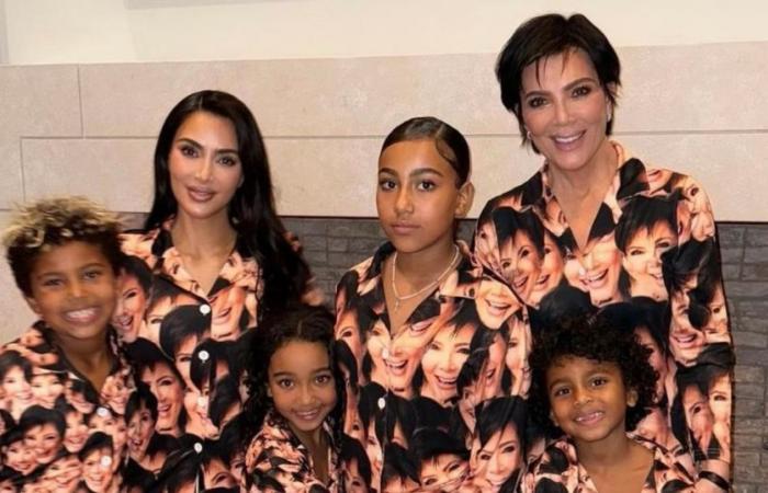 Kim Kardashian posa con sus 4 hijos