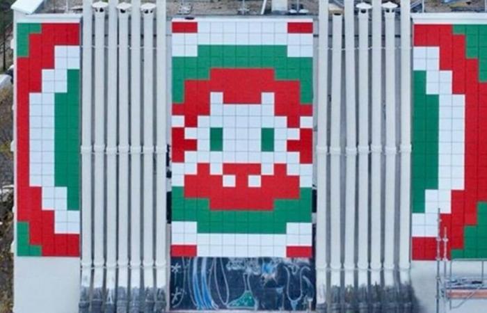 París: el artista francés Invader expone una enorme obra con vistas a la Place d’Italie