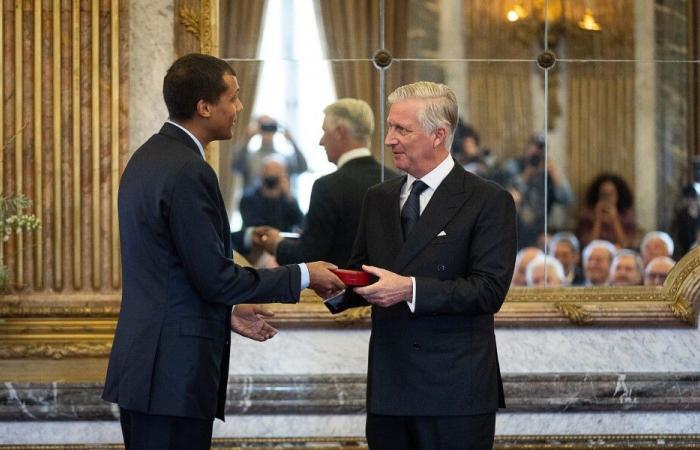 El rey Felipe de Bélgica condecora a la cantante Stromae