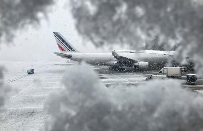 Los parisinos se abrigan ante la llegada del invierno a la capital francesa