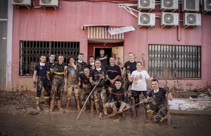 Inundaciones mortales en España: imágenes de los socorristas franceses, en el barro pero con una sonrisa, movilizados por Valencia