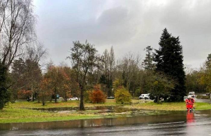 Fuertes lluvias y fuertes vientos en Finisterre: carreteras inundadas