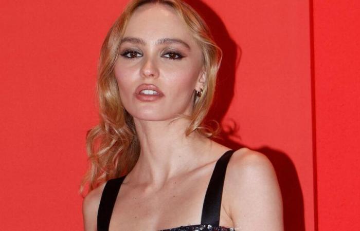 Lily-Rose Depp sucumbe a su vez al peinado emblemático de las actrices de Hollywood