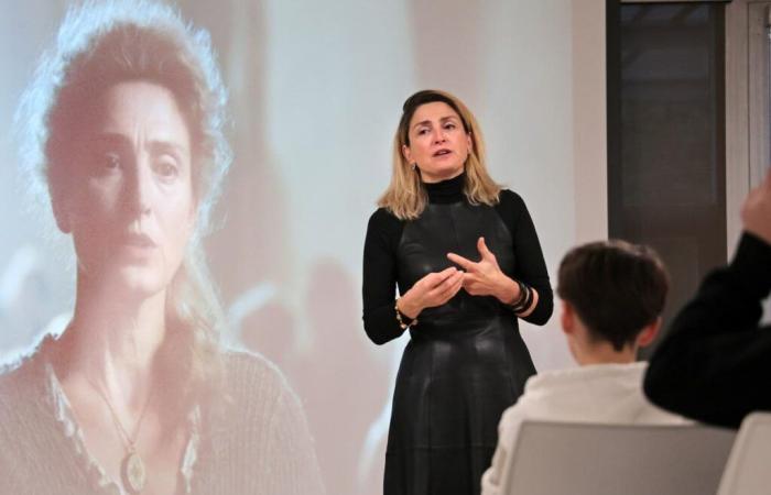 “No son las mujeres las que son frágiles, son sus derechos”, recuerda Julie Gayet, de visita en un colegio de las Landas.