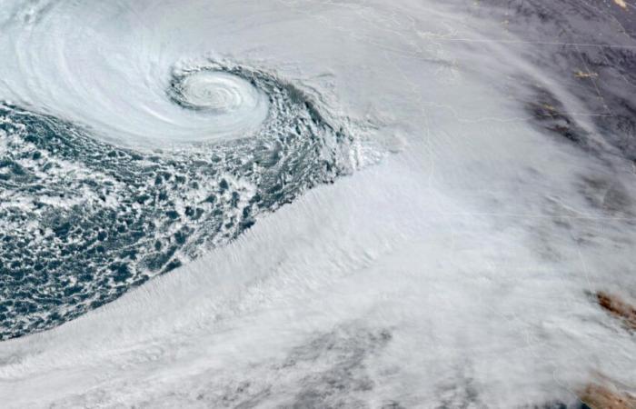 Un ciclón bomba deja sin electricidad a casi 500.000 personas en Washington, se pronostica nieve desde las llanuras hasta el noreste mientras los estadounidenses se preparan para el viaje de Acción de Gracias