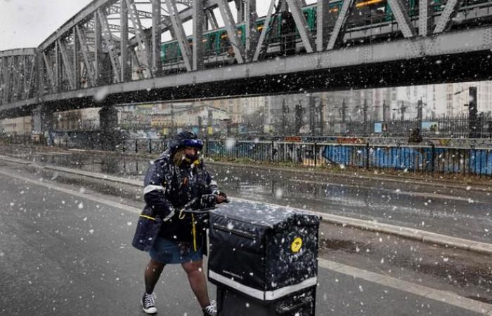 Los parisinos se abrigan ante la llegada del invierno a la capital francesa