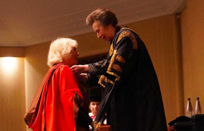 La princesa Ana otorga un doctorado honoris causa a la reina Camilla