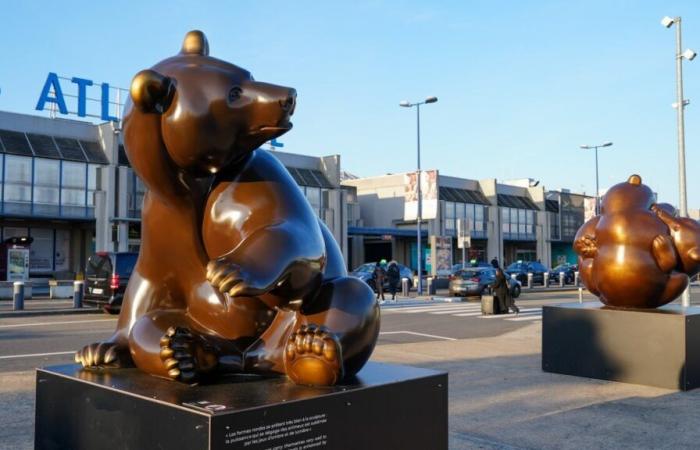 Tres osos gigantes de Michel Bassompierre se posan frente a la terminal