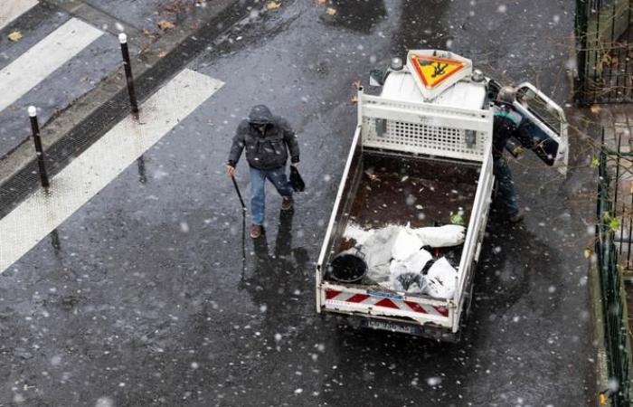 Los parisinos se abrigan ante la llegada del invierno a la capital francesa