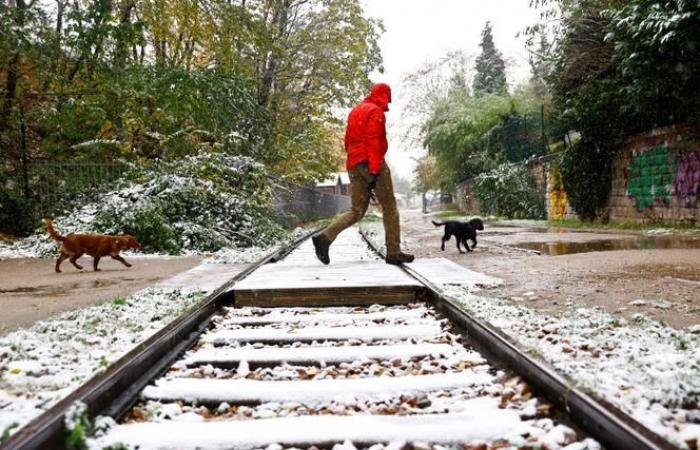 Los parisinos se abrigan ante la llegada del invierno a la capital francesa