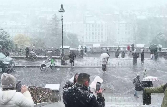 De París a Versalles, la nieve en la región parisina deleita a los turistas y sorprende a los locales