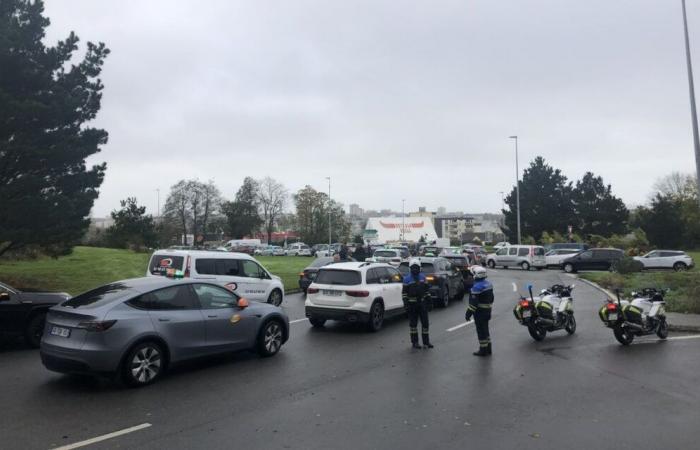 DIRECTO – Los taxis enojados de Finisterre bloquean en gran medida la rotonda de Pen-ar-C’hleuz [Vidéo]