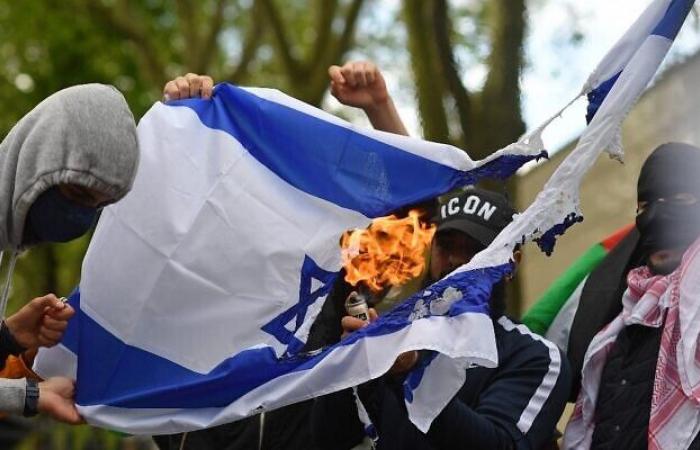 Londres: Mujer quema bandera israelí en reunión de estudiantes judíos