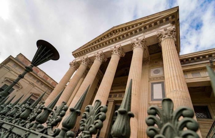 Pelea entre “personas perdidas” en una plaza de Nimes: un cincuentón con un brazo amputado es acusado de intento de asesinato