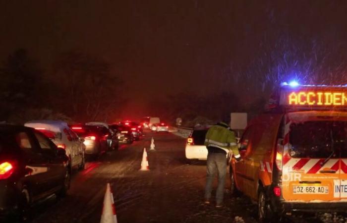 Automovilistas atrapados en las carreteras debido a la nieve.