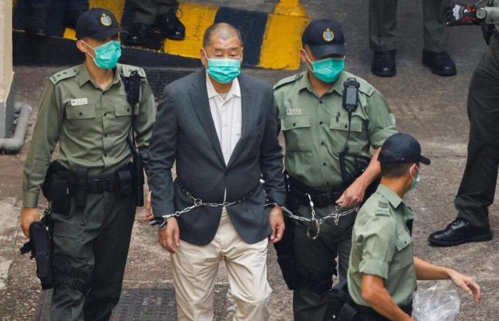 El magnate de Hong Kong Jimmy Lai sube al estrado como testigo en un juicio por colusión