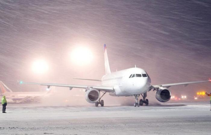 La nieve provoca importantes retrasos en el aeropuerto de París-Charles-de-Gaulle, el 10% de los vuelos cancelados