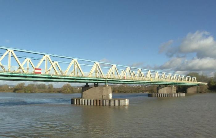 Un agujero en la calzada de un puente trastorna el día a día de 20.000 automovilistas