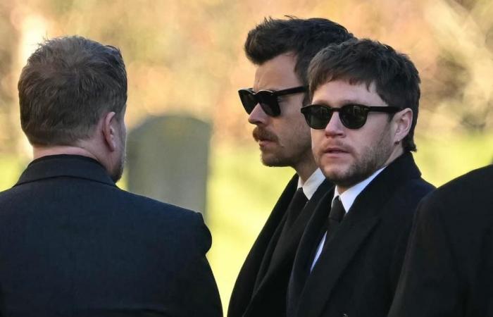 Simon Cowell rompe a llorar y abraza a los padres de Liam Payne en el funeral del fallecido cantante en el Reino Unido