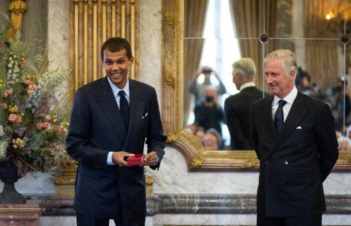 El rey Felipe de Bélgica condecora a la cantante Stromae