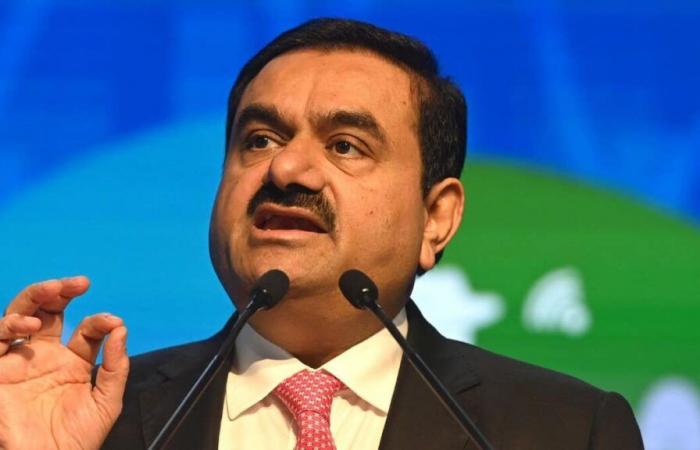 El magnate indio Gautam Adani acusado de corrupción, su grupo cae en bolsa