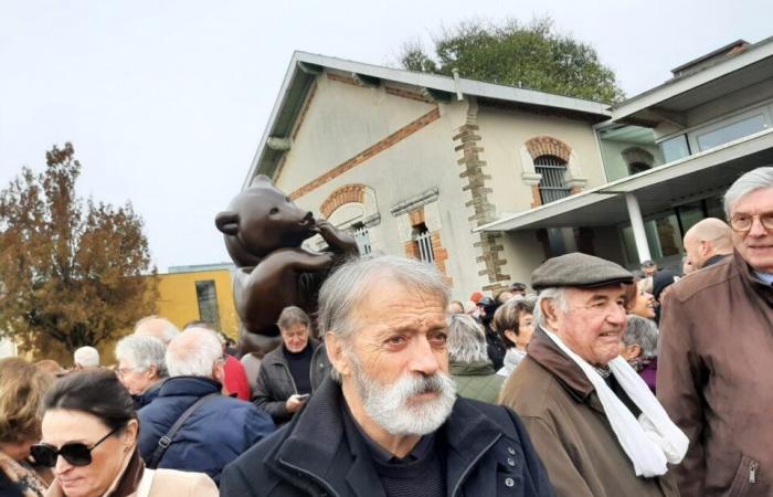 Tres osos gigantes de Michel Bassompierre se posan frente a la terminal