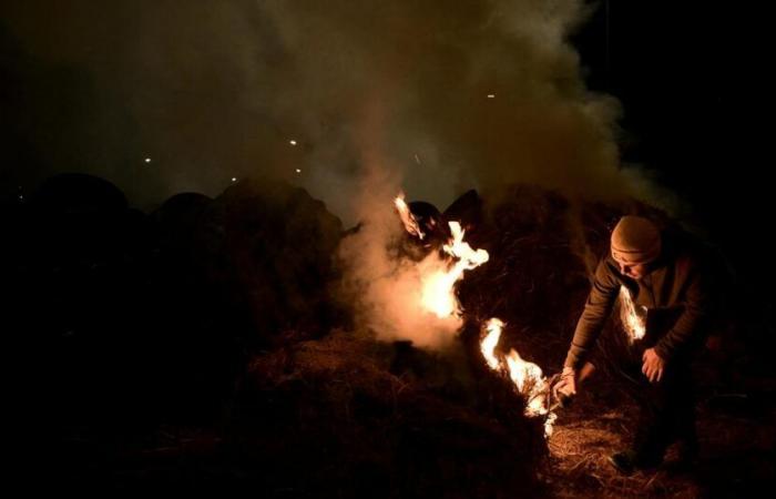 En el suroeste, la Coordinación Rural quema un edificio público y bloquea el puerto de Burdeos