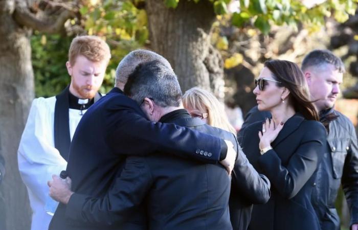 Simon Cowell rompe a llorar y abraza a los padres de Liam Payne en el funeral del fallecido cantante en el Reino Unido