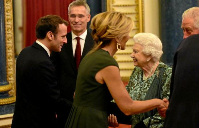 Isabel II sin piedad por Emmanuel Macron