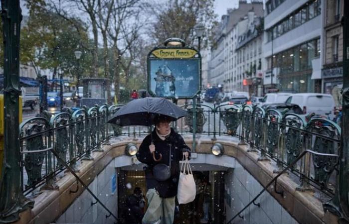 Los parisinos se abrigan ante la llegada del invierno a la capital francesa