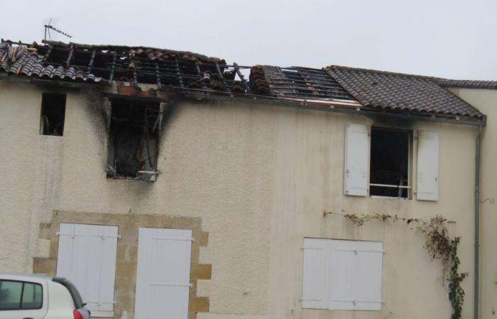 una casa destruida por el fuego