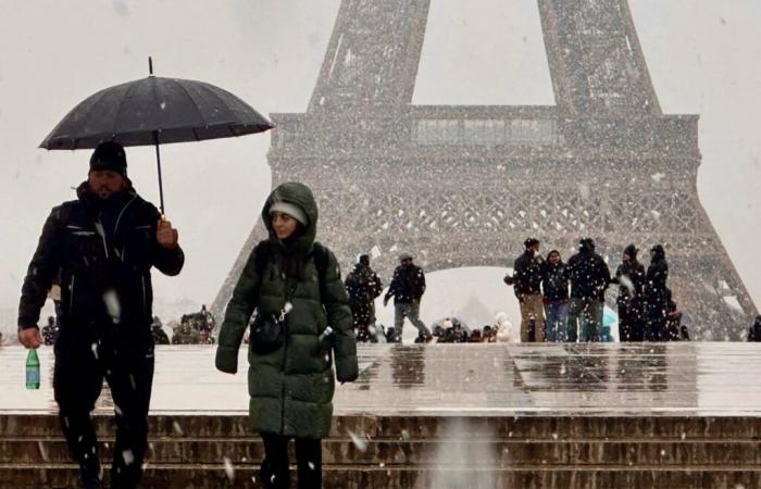 Del Louvre al Palacio de Versalles… Descubre las magníficas imágenes de París bajo la nieve este jueves