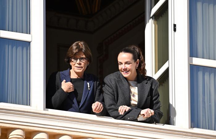 La princesa Charlène aparece con su precioso anillo de compromiso durante la fiesta nacional de Mónaco