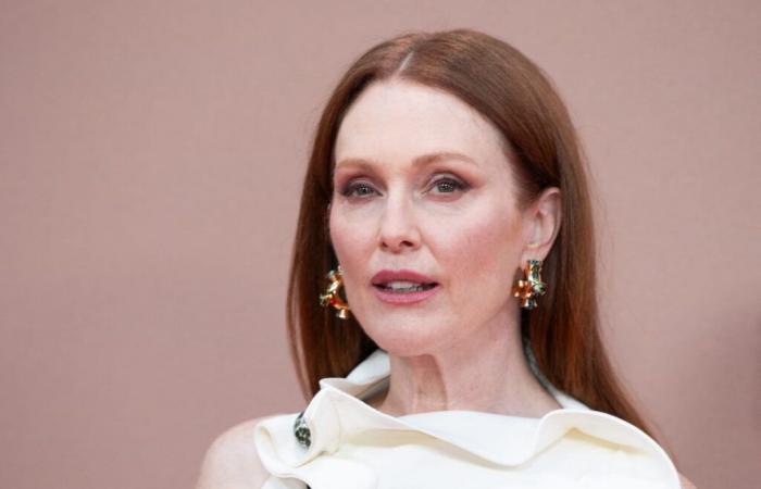 Julianne Moore causa sensación con un collar que vale el precio de un apartamento