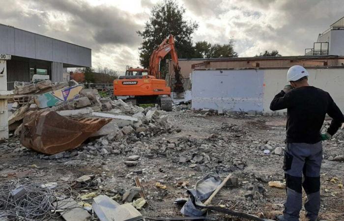 En esta ciudad, una “casa maldita” asociada a 17 accidentes, destruida