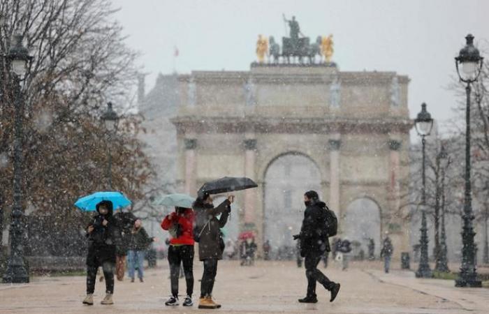 Los parisinos se abrigan ante la llegada del invierno a la capital francesa