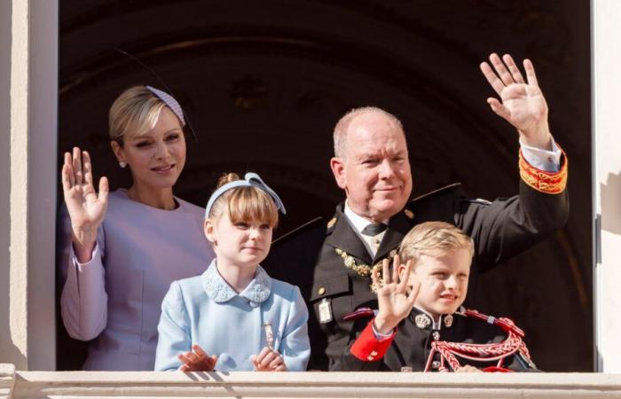 La princesa Charlène aparece con su precioso anillo de compromiso durante la fiesta nacional de Mónaco